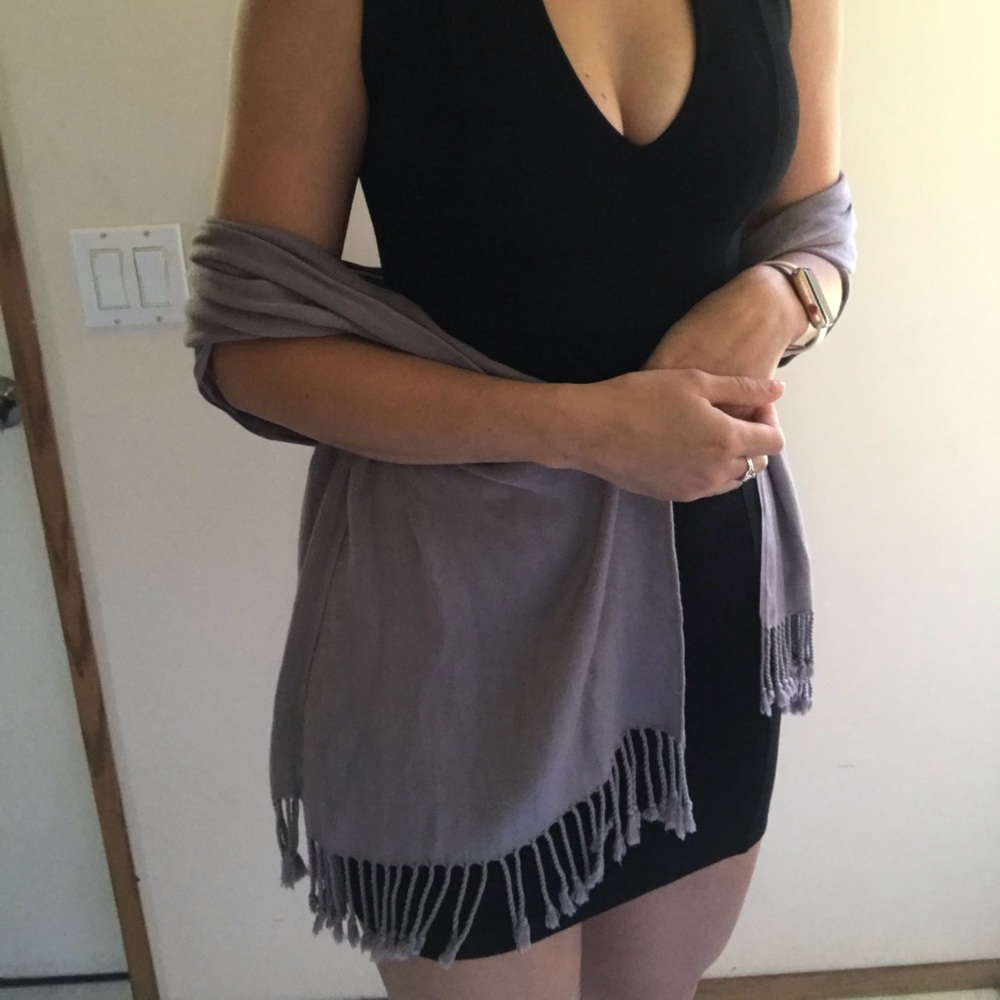 SOLD! Grey scarf - Picture 2 of 5